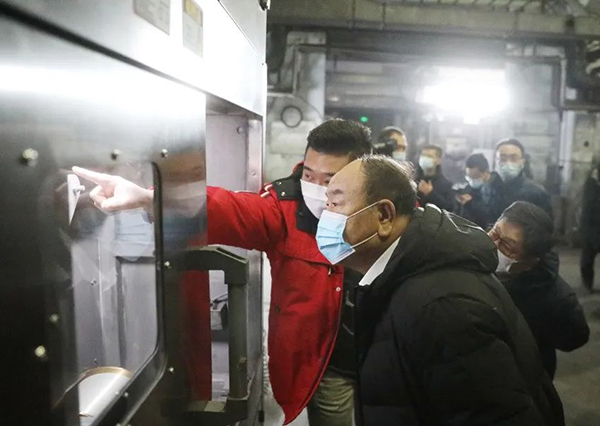 王德佳深入部分重点企业调研并现场办公